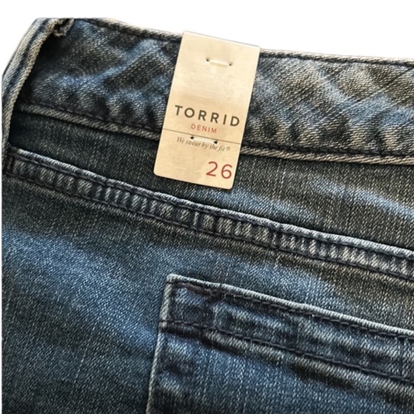 Torrid Blue Jean Cut Offs white rose embroidery zipper closure pockets NWT 26 - Picture 4 of 9